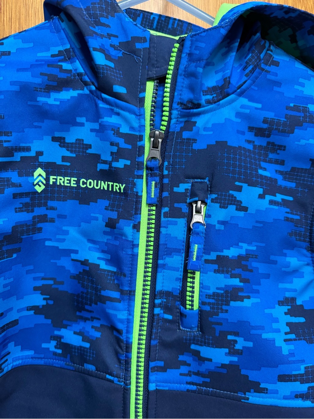 Free Country Blue Camo Hooded Softshell Jacket with Neon Green Trim - Picture 2 of 8